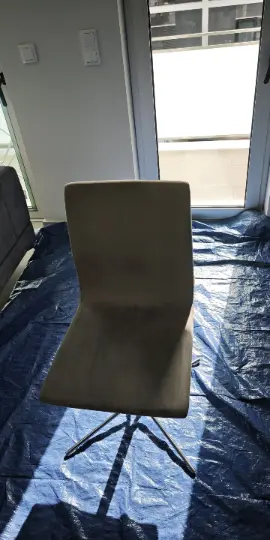 A mesma cadeira depois da limpeza, sem manchas