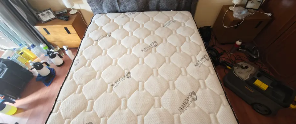 O mesmo colchão depois da limpeza, sem as manchas amarelas